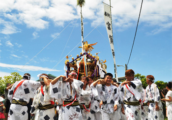今年8月には2年に一度の「富賀神社大祭御神輿渡御（とがじんじゃたいさいおみこしとぎょ）」が開催。島内5地区を巡りました。