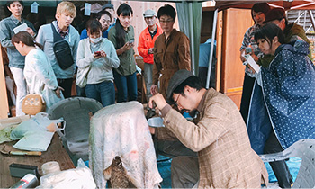 猪と鹿の皮なめし体験会を開催。京都の皮なめし職人・山口さんにご指導いただきました。