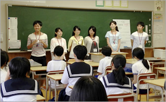 イベントに参加した若者が地元の学校で自己紹介