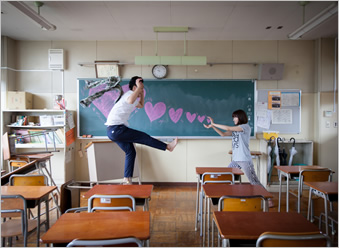 母校の教室の中で遊ぶふたり