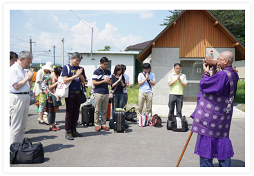 村の人が駅まで迎えに来てくれ、駅前で庭月観音の住職による安全祈願が行われた。