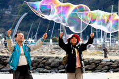 何もない日は海を眺めて過ごし、イベントがある日には積極的に参加し、地域の方々と関わりながら、夫婦で楽しく過ごしています。