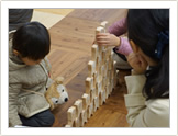 木のおもちゃで遊ぶ男の子