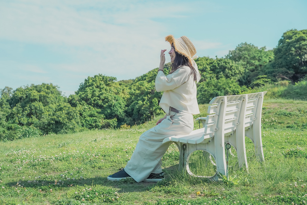 家島諸島の海辺で観光プロモーションの撮影を行う兵庫県姫路市の地域おこし協力隊員