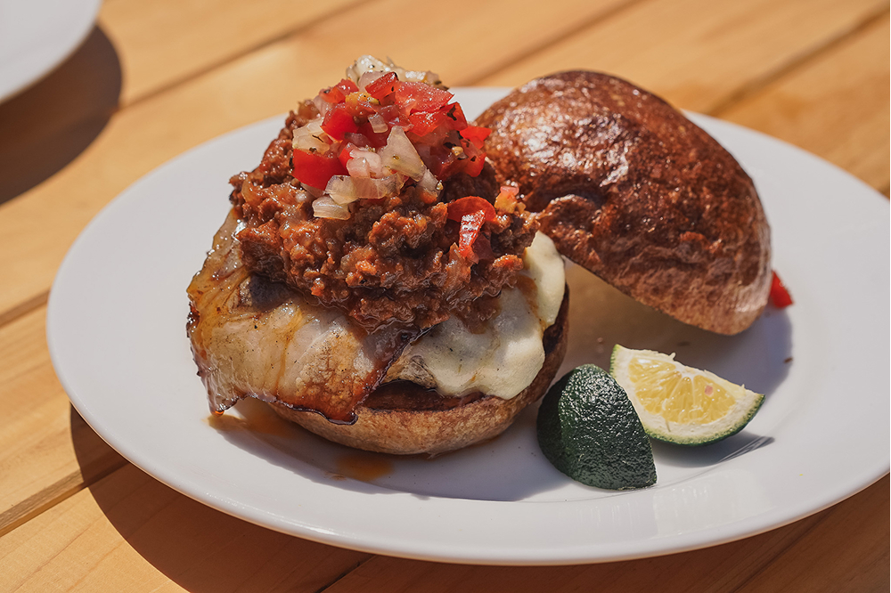 松本さんは地域おこし協力隊と並行して移動式のハンバーガー事業に取り組んでいる