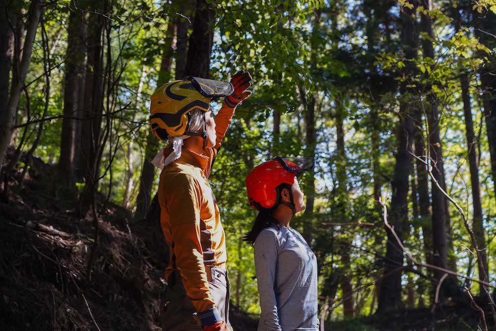 岩手県一関市の山間集落で作業道づくりと林業実践を行う地域おこし協力隊員の活動風景