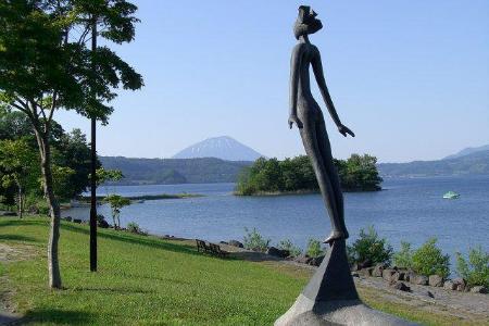 彫刻…　湖畔から望む羊蹄山