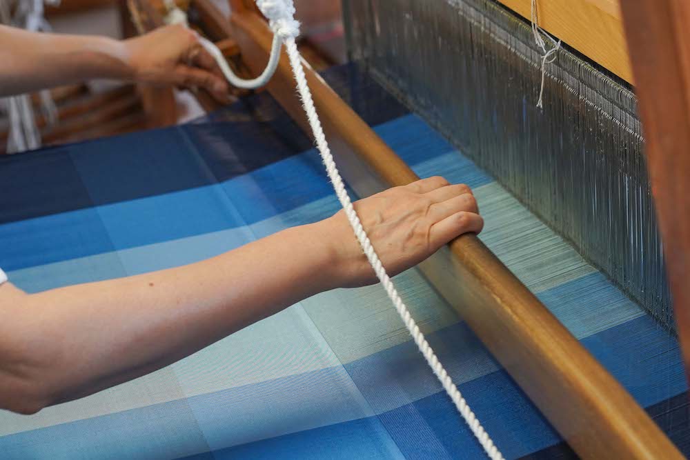 長野県岡谷市で産地の歴史と技術を次世代につなぐシルク製品開発を行う協力隊経験者