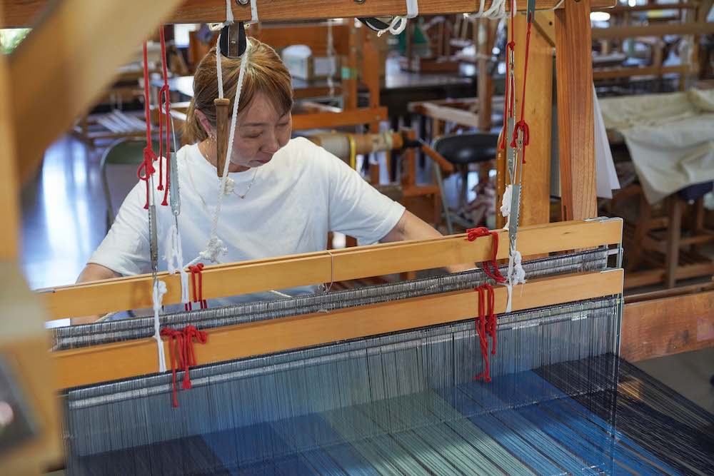 長野県岡谷市でオール岡谷産のシルク風呂敷づくりを推進する協力隊の佐々木千玲さん