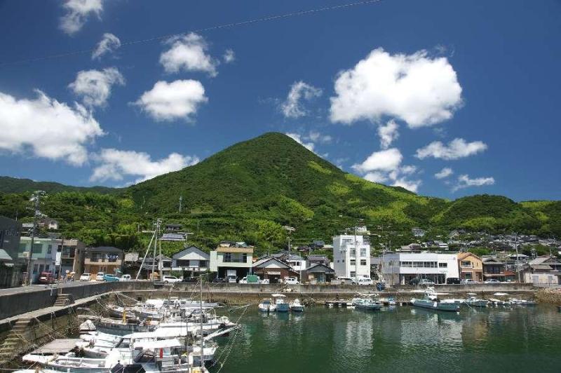 港から見る｢大島富士｣と呼ばれる嵩山