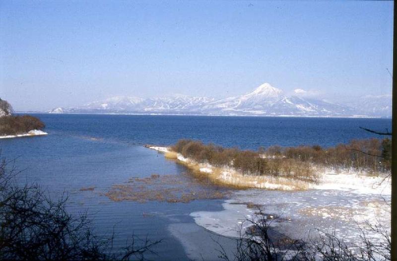 冬の猪苗代湖と磐梯山