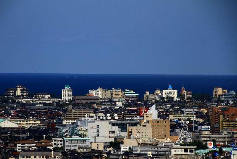 米子の市街地と日本海