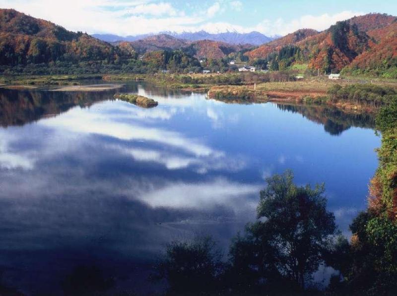 飯豊連峰（秋晴の白川湖）