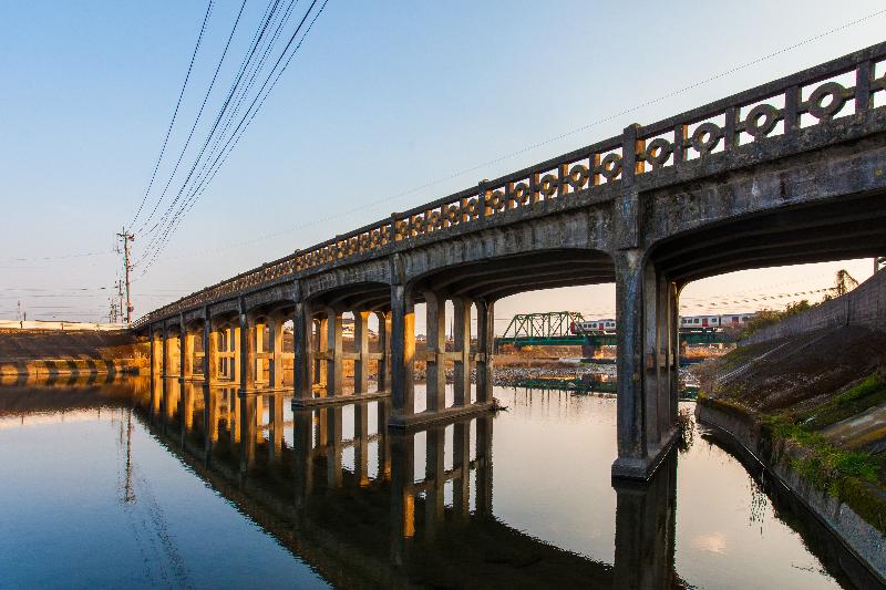 福岡県_吉富町_吉富町と豊前市の間を流れる佐井川に、大正9年に建設された鉄筋コンクリート製の橋です。