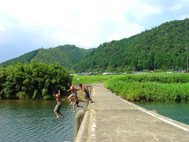 高知県_四万十川にかかる沈下橋で川遊びをする子どもたちです。高知の子どもたちの夏の定番の遊びです。