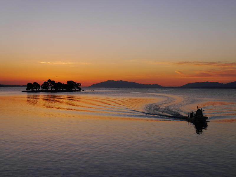 島根県_松江市_宍道湖は全国で7番目に大きい湖でわずかに塩分を含む汽水湖のため魚種が豊富。
