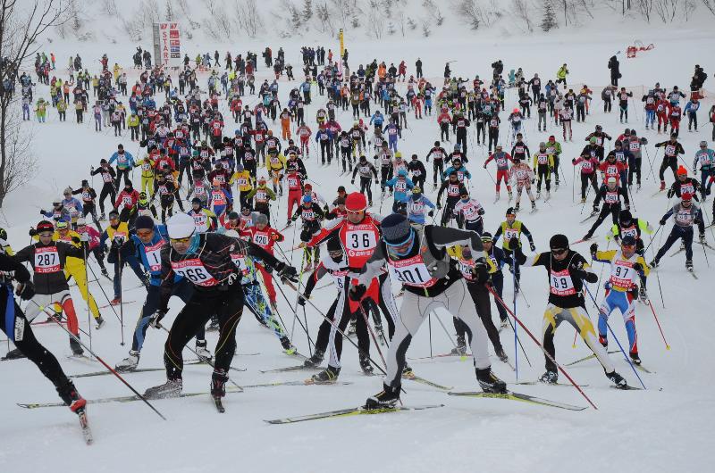 湧別原野クロスカントリースキー大会。100km駅伝や個人85kmなど国内最長を誇るコースをメインに、5km、10km、80kmなど様々なコースを技術や体力に合わせて選べます。