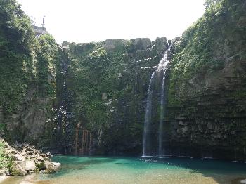 エメラルドグリーンが美しい「雄川の滝」