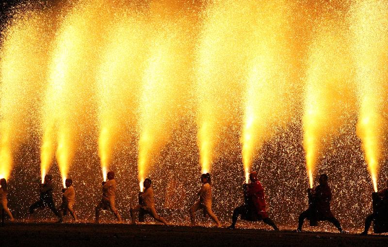 愛知県_豊橋市_神事「手筒花火」を観光振興の一環として豊橋球場で行う「炎の祭典」の様子です。