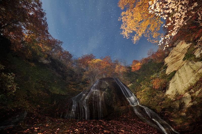 青森県_田子町_みろくの滝と秋の夜空