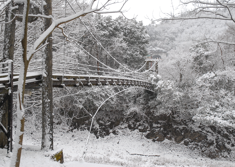 岐阜県_可児市_小渕ダム雪景色 _日本初のロックフィルダム 。周辺は公園として遊歩道が整備されています。