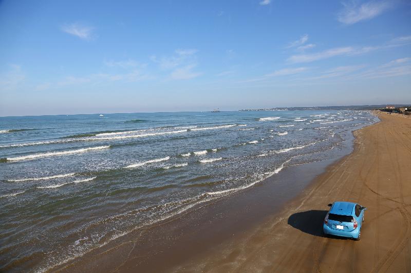 石川県_羽咋市_千里浜なぎさドライブウェイ_車で砂浜を走れる日本でここだけのドライブウェイです。
