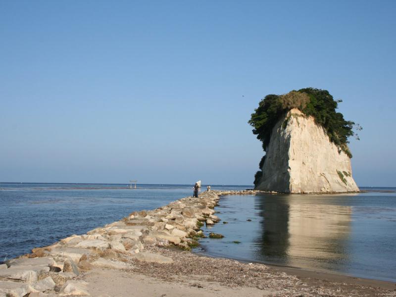 石川県_珠洲市_島の形から別名「軍艦島」とも呼ばれる高さ28mの奇岩「見附島」。