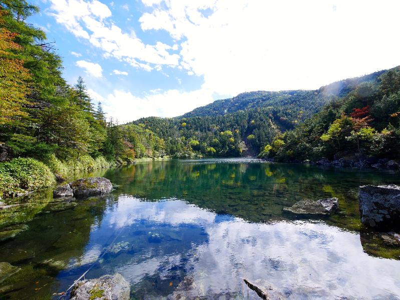 長野県_佐久市_双子山を下ると双子池・雄池に到着！ 澄み切った水はハイカーの喉を潤してくれます。