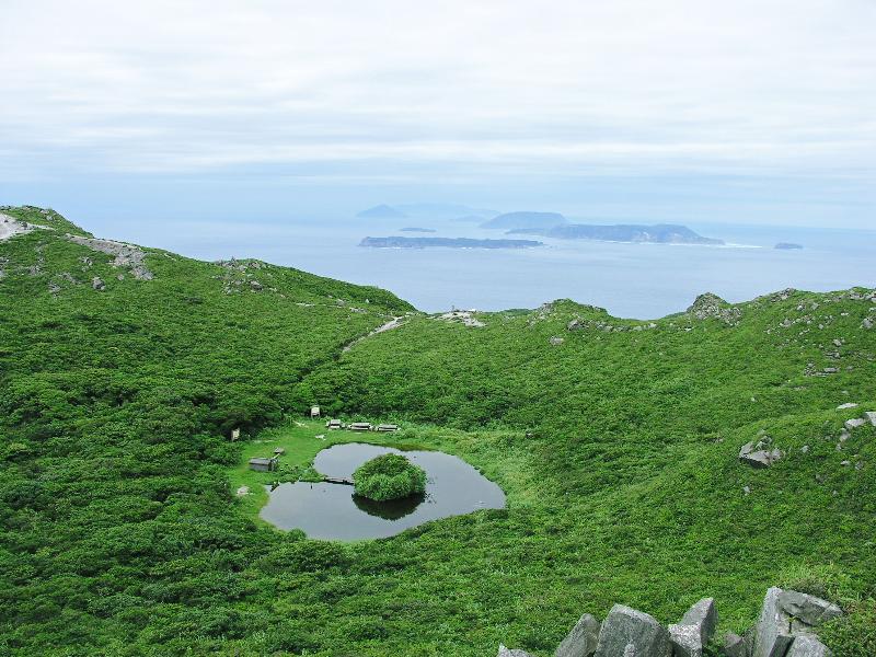 東京都_神津島村_天上山の山頂。ハートの形をした池が人気スポット