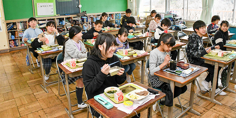 給食費は一人目から半額です