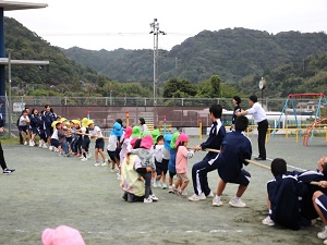 幼稚園児と中学生の交流