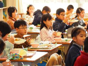 給食を食べる子どもたち