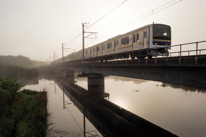栗山川と町を走る電車