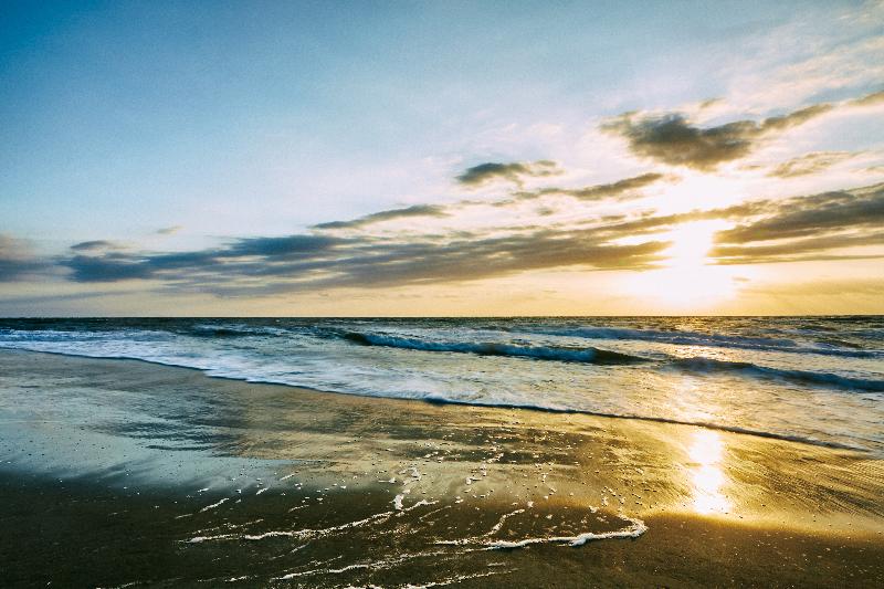 日の出で輝く一松海岸（九十九里浜）