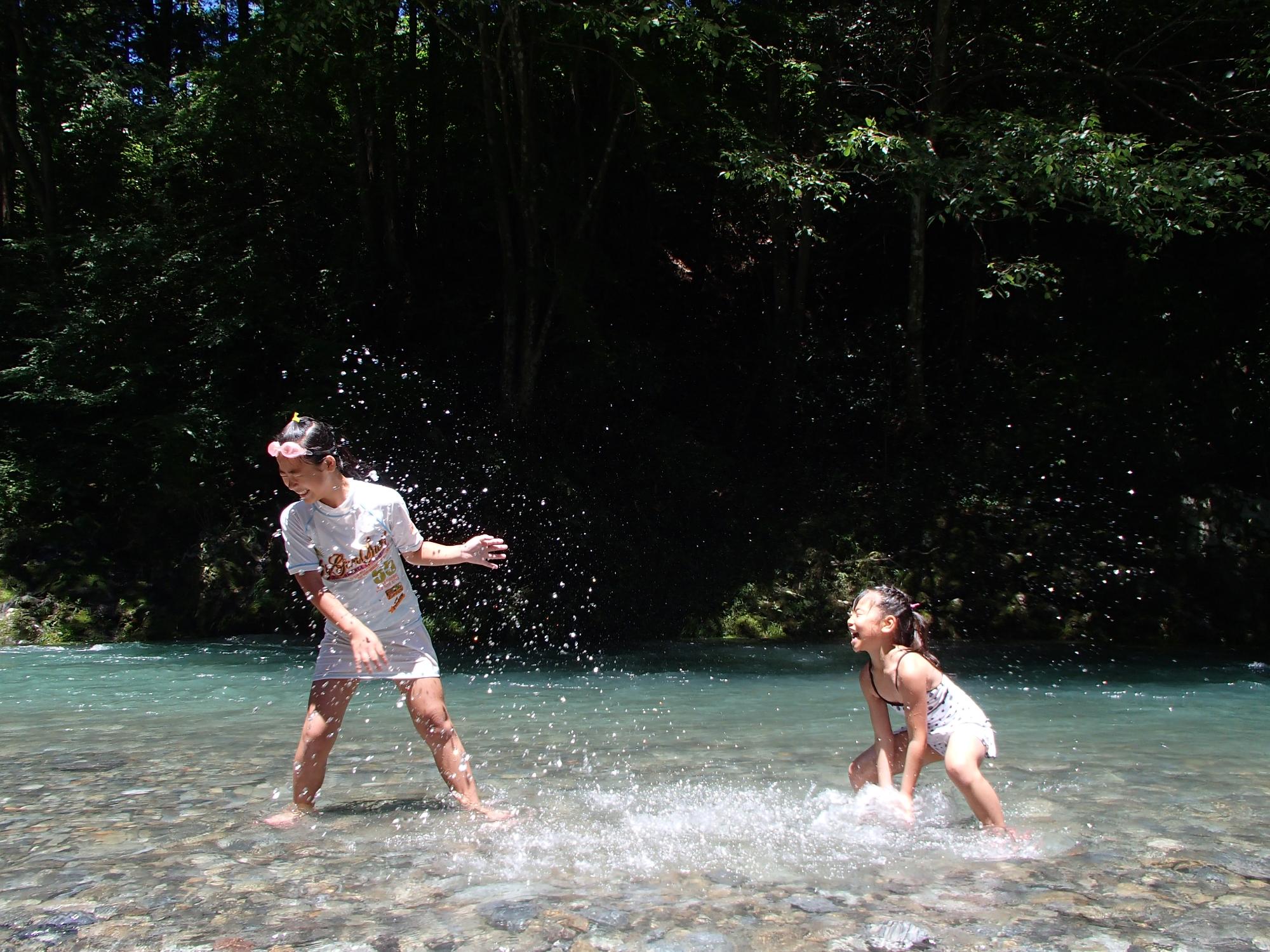 子どもたちの川遊び