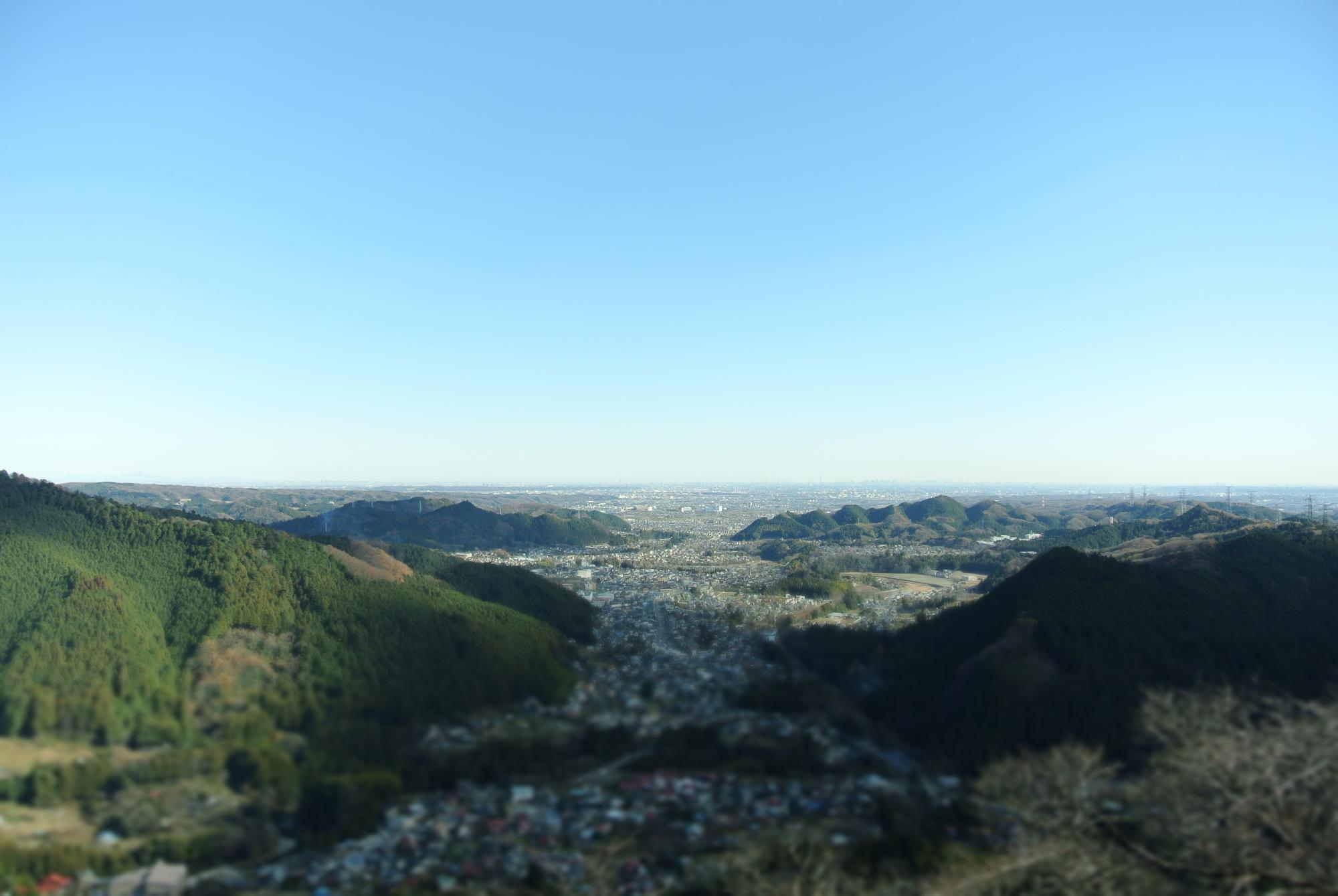 山頂から望む市街地の風景