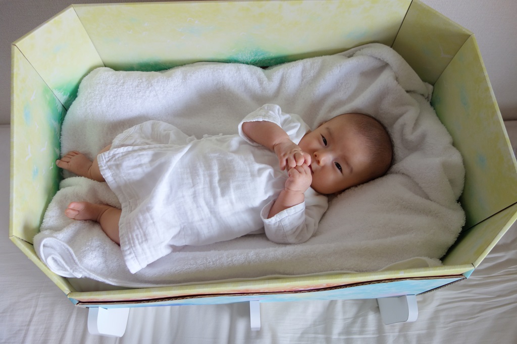 生後３ヶ月の赤ちゃんと試作中のBabyBox
