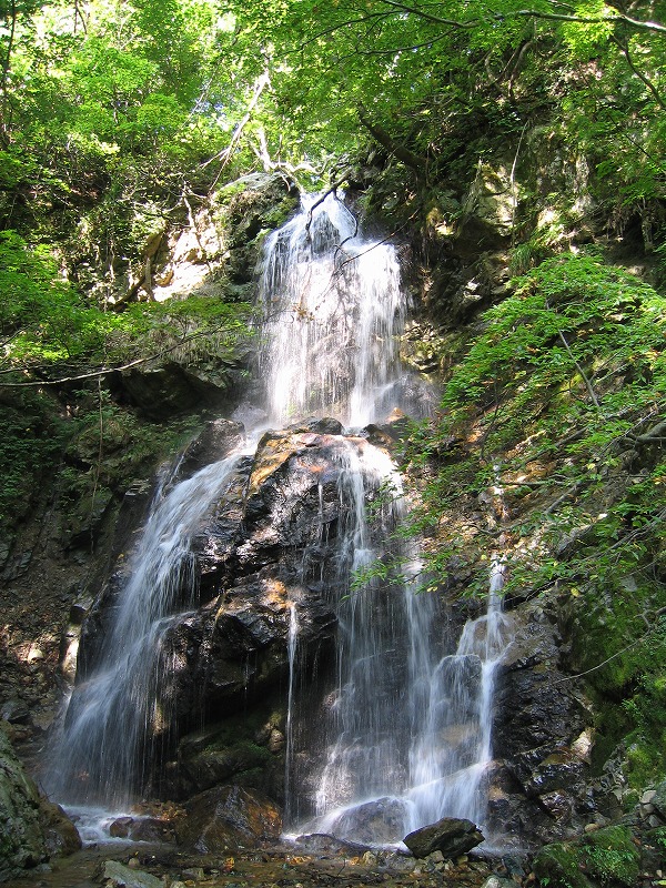 山形県「里の名水・やまがた百選」にも認定されている不動滝（三階滝）