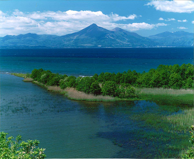 春の磐梯山と猪苗代湖