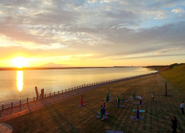 日本海、利尻富士、天塩川を背景の夕日が美しい