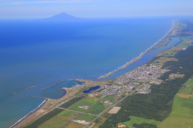 日本海最北部、長流「天塩川」の下流・河口に位置する天塩町