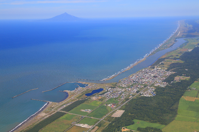 日本海最北、長流「天塩川の河口」に位置する天塩町